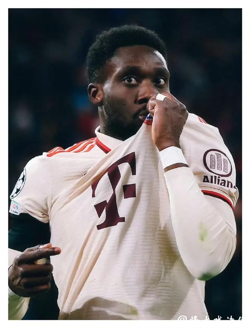 拜仁慕尼黑与加拿大新星戴维斯提前续约