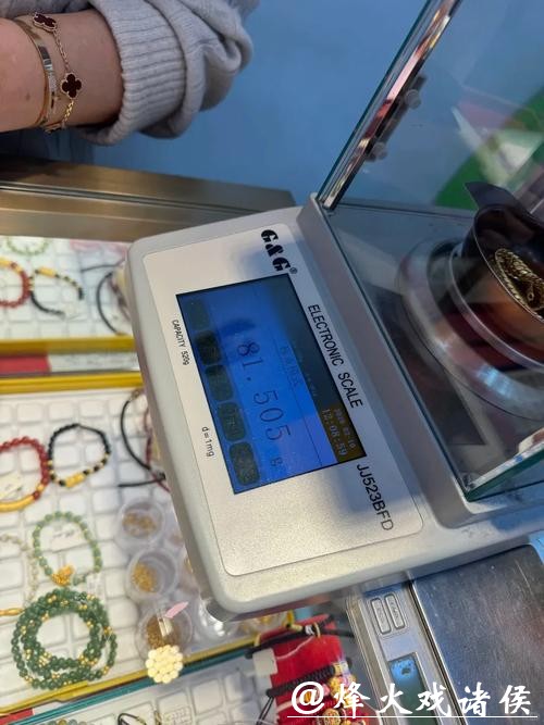 上海一女子将刚买的81.5克近10万元黄金项链遗落在地铁！紧急报警……