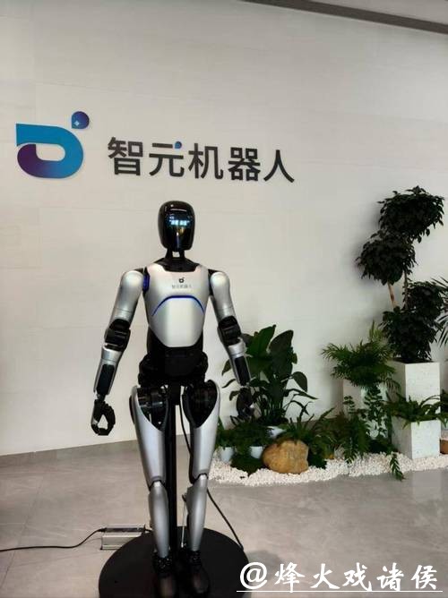 智元发布最新款机器人,“踢馆”宇树补齐武术短板,一口气续航8小时 智元发布最新款机器人,“踢馆”宇树补齐武术短板,一口气续航8小时